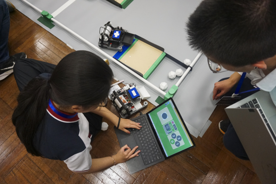 學生於機械人挑戰環節中全情投入作賽